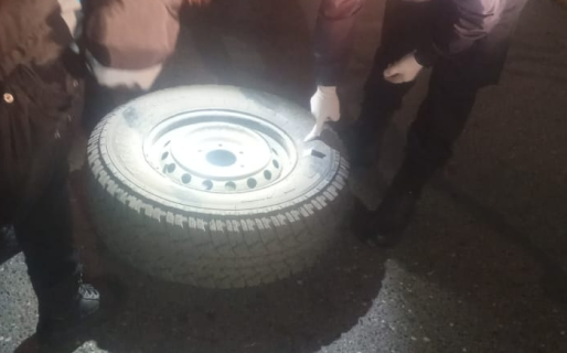 Un mecánico fue atrapado robando la cubierta de una camioneta