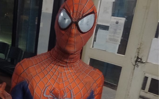 Repartidor disfrazado del hombre araña causó sorpresa en una comisaría