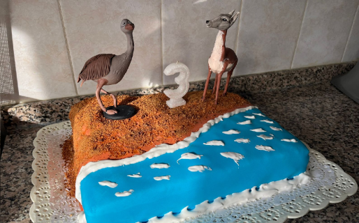 Sus padres son ambientalistas y le hicieron una torta de la fauna chubutense