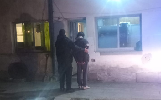 Agredió a su pareja y le impidió salir de la casa