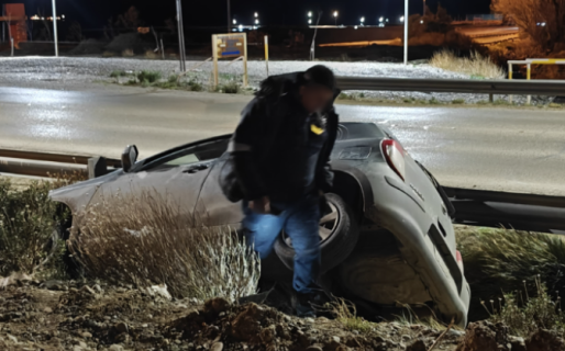 Un auto volcó en el acceso al camino Centenario