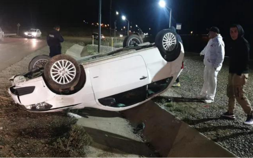 Un conductor despistó y volcó en el Camino Centenario