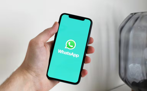 Dejó el WhatsApp abierto en su oficina, el jefe leyó los mensajes y la echaron por un insólito motivo