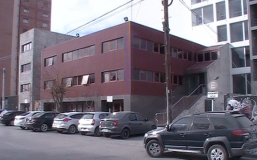 Agredió a su pareja con un cuchillo y tenedor y la golpeó