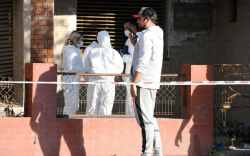 Vieron a un joven ensangrentado que se escapaba y descubrieron a una mujer asesinada en una casa deshabitada