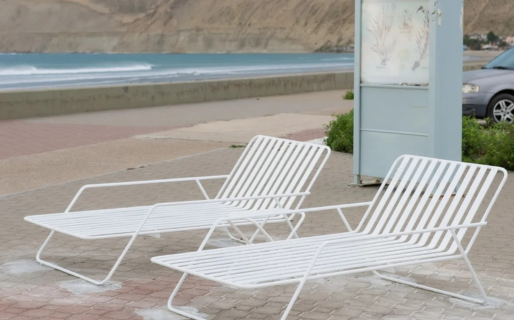 Nuevas reposeras y mesitas transforman la costanera de Rada Tilly