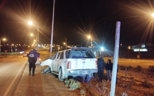 Pisó una mancha de gasoil, chocó en el Camino Mario Morejon y quedó inconsciente