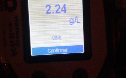 Se quedó dormido en su camioneta borracho, insultó a los policias y fue demorado