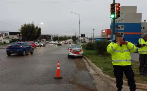 Pasajera de un remis resultó gravemente herida tras un fuerte choque en Irigoyen y Roca