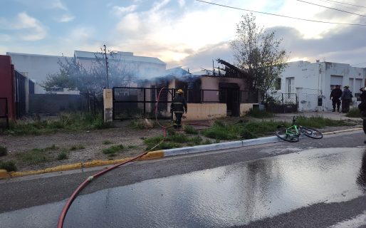 Se incendió una vivienda del barrio Roca y las pérdidas habrían sido totales