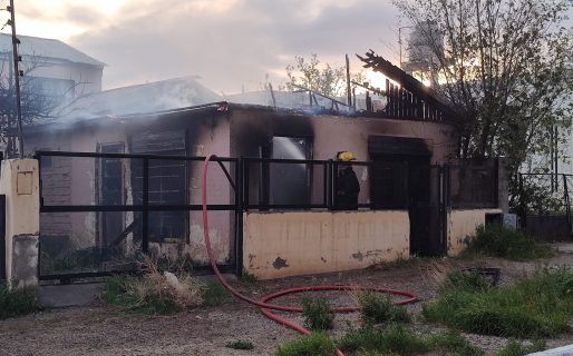 Sospechan que el incendio en la vivienda del barrio Roca fue intencional