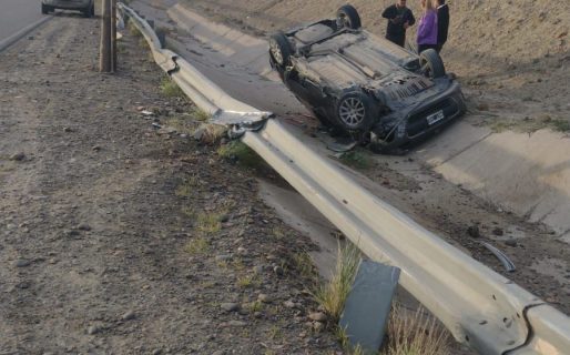 Manejaba alcoholizado, perdió el control de su vehículo y terminó en un canal evacuador