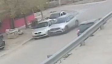 Pide colaboración para dar con quien le chocó el auto y escapó del lugar