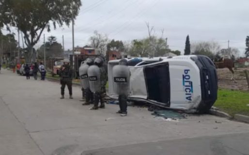 Un patrullero atropelló a una mujer que llevaba en brazos a su hijo de dos años