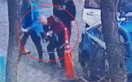 El desesperante momento en que un policía le salvó la vida a un bebé que se estaba ahogando
