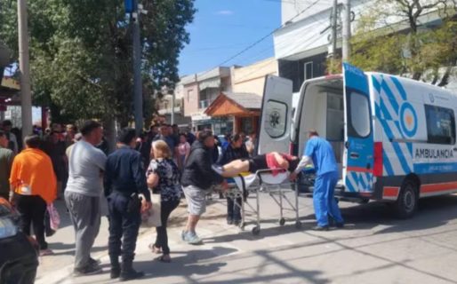 Un hombre apuñaló a una mujer en la calle y luego se cortó el cuello