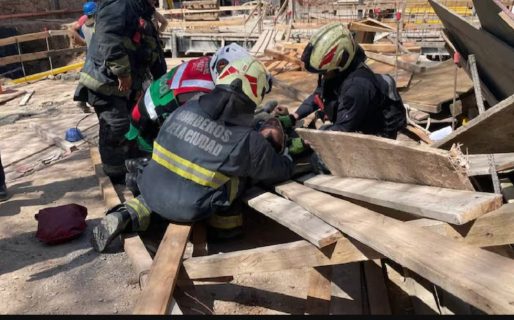 Rescataron a dos obreros que se cayeron de un andamio