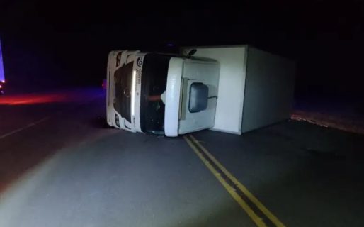 Un camión del Correo Argentino volcó en la Ruta 3