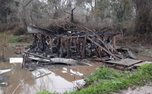 Cuatro nenes quedaron atrapados en una casa que se incendió y fueron rescatados por la policía