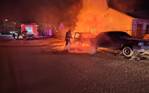 Un vehículo se incendió en barrio San Cayetano y el fuego alcanzó al rodado lindante