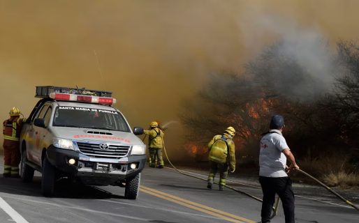 Incendios en Córdoba: el fuego llegó a las casas y el viento complica la tarea de los bomberos