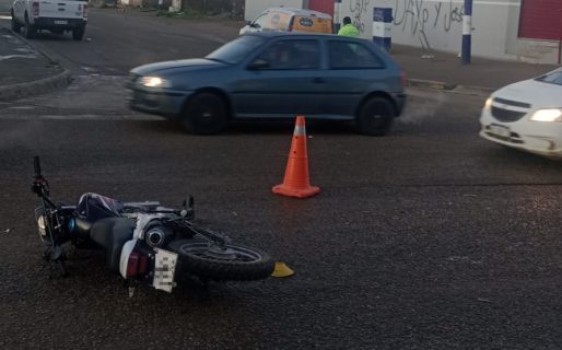 Una moto y un auto chocaron en Av. Rivadavia