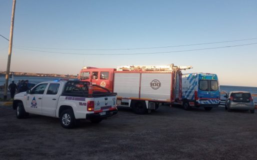 Dos jóvenes quedaron atrapados por la marea en Km3: «Hay que tomar conciencia del peligro del mar»