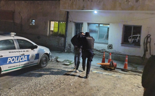 Intentó sustraer elementos de un vehículo y quedó detenido