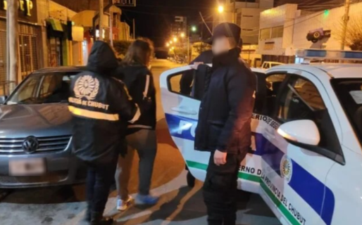 Tenía pedido de captura y la atraparon en un bar