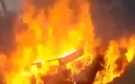 Un degenerado le hizo gestos obscenos a una nena y sus vecinos le incendiaron la casa