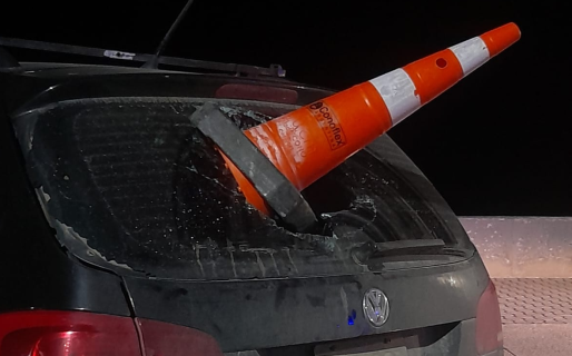 Dejó el auto estacionado en Rada Tilly, se fue a caminar y le insertaron un cono en la luneta