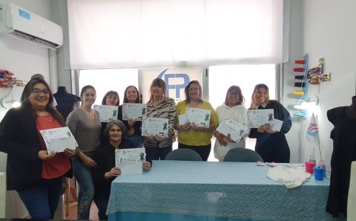 El Taller ‘Alfiler de Gancho’ y el Centro de Formación N° 652 tiene sus primeras 10 egresadas en corte y confección
