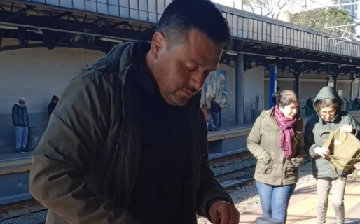 Era economista, dejó su profesión y ahora vende café en el tren: “Soy muy rico”