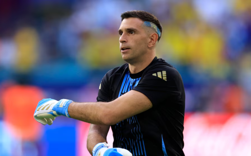 Dibu Martínez habló tras ser suspendido por la FIFA por su gesto y golpear una cámara: “Pido disculpas si ofendí a alguien”