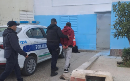 Tenía pedido de captura y lo detuvieron mientras caminaba por el barrio Moure