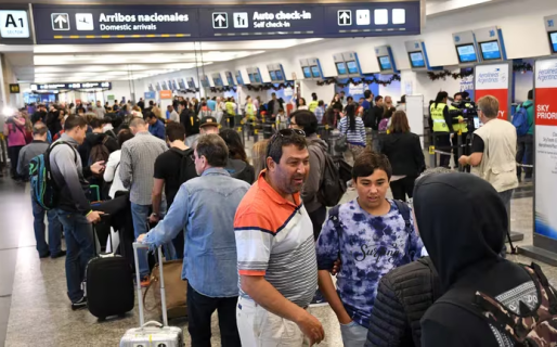 Por los reiterados paros sindicales, proponen declarar como servicio esencial la aviación civil y aerocomercial