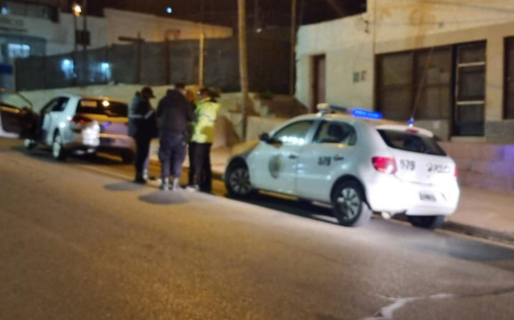 Lo multaron por manejar borracho: dormía a bordo de su auto con el motor encendido