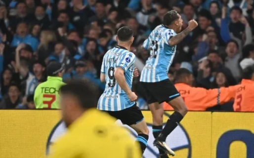 Racing goleó a Paranaense y está entre los cuatro mejores