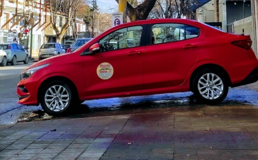 Un remisero chubutense ofreció viajes gratis a adultos mayores o padres con niños