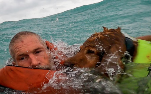 El dramático rescate de un hombre y su perro tras quedar varados en el mar