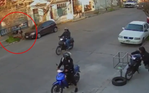 Saltó desde un balcón para evitar el robo de la moto que usa para trabajar, se quebró la cadera y quedó internado