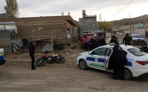 Iban en una moto robada y al ver a la policía intentaron huir