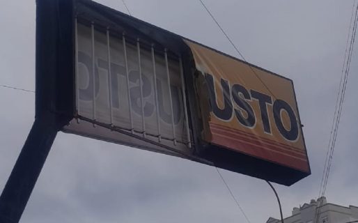 Por las intensas ráfagas de viento, se desprendió parte de la cartelería de un comercio céntrico