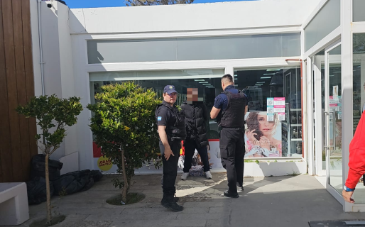 Un joven robó dos shampoos y acondicionador en una farmacia