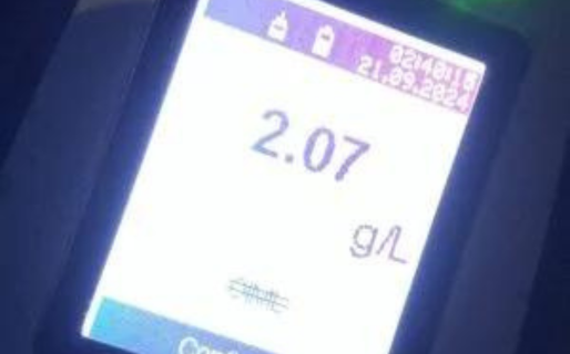 Sorprendieron a un conductor ebrio durmiendo en su auto encendido y mal estacionado