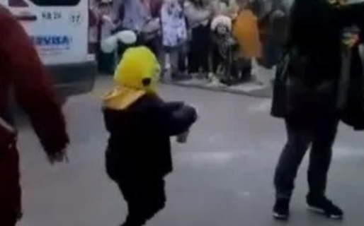 “Dale campeón”: un nene superó un tratamiento médico y le prepararon una emotiva celebración