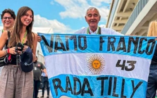 Viajó hasta Austin para alentar a Franco Colapinto con una bandera de Rada Tilly
