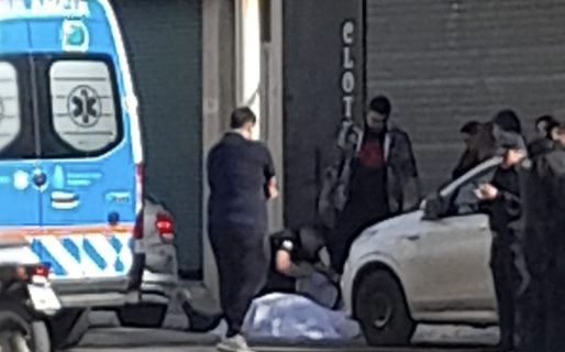 Un hombre se descompensó mientras caminaba en el centro y murió