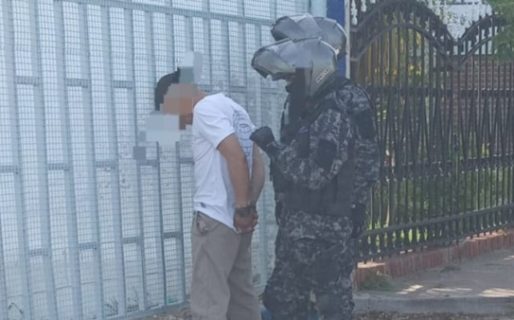 Circulaba en moto con su pareja, lo pararon y golpearon para robársela