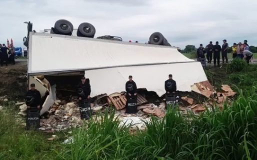Volcó un camión cargado de fiambres y la gente se llevó todo